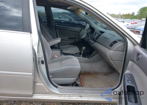 2005 Toyota Camry Le z USA, uszkodzony, nr VIN 4T1BE32K95U013738